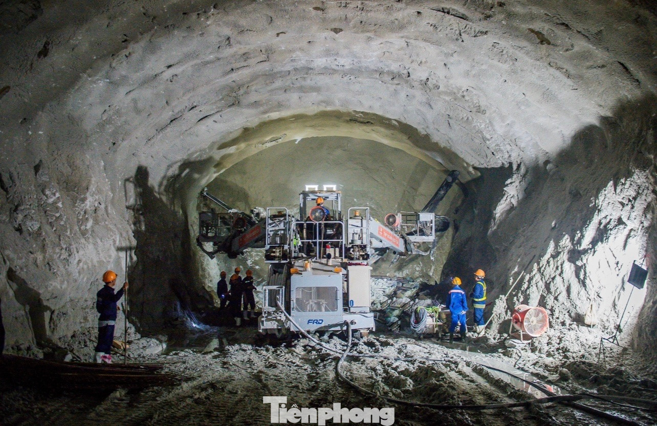 “Theo hợp đồng ký kết với chủ đầu tư, hầm số 3 sẽ hoàn thành sau 42 tháng thi công, nhưng đơn vị đang nỗ lực để thông hầm đường bộ cấp đặc biệt này sớm hơn kế hoạch, dự kiến sẽ đào thông trong tháng 6/2025, đến tháng 12/2025 sẽ thông toàn tuyến cao tốc Quảng Ngãi - Hoài Nhơn”, ông Huy nói.