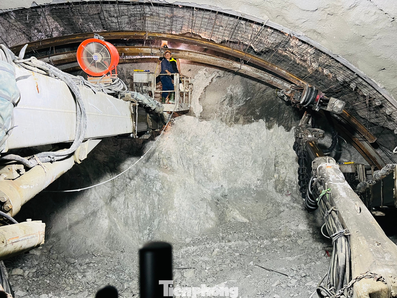 Tuy nhiên, hầm số 3 có địa chất phức tạp nên công tác thi công được nhà thầu triển khai rất thận trọng nhằm đảm bảo chất lượng, an toàn. Đến nay, ống hầm trái đã đào được 1.100m dài, ống hầm phải đã đào được 1.148m.