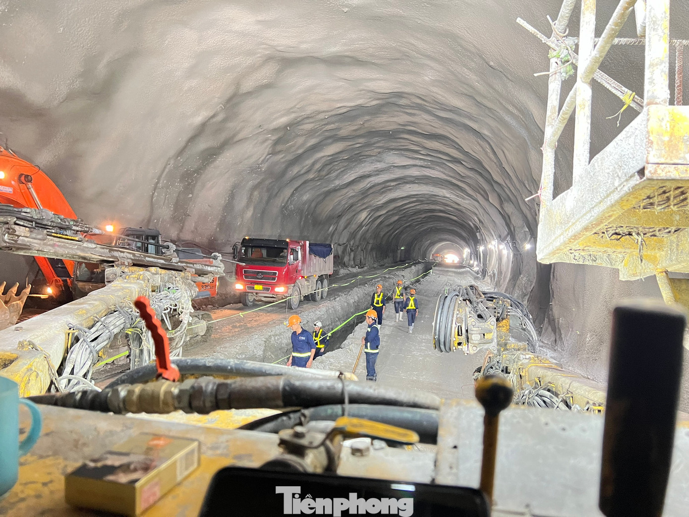 Tuy nhiên, hầm số 3 có địa chất phức tạp nên công tác thi công được nhà thầu triển khai rất thận trọng nhằm đảm bảo chất lượng, an toàn. Đến nay, ống hầm trái đã đào được 1.100m dài, ống hầm phải đã đào được 1.148m.