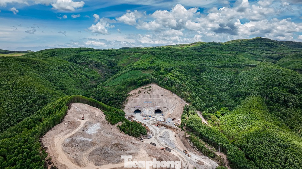 Dự án cao tốc Quảng Ngãi - Hoài Nhơn (thuộc Dự án xây dựng công trình đường bộ cao tốc Bắc Nam phía đông giai đoạn 2021-2025) là dự án có quy mô lớn nhất trong 12 dự án thành phần thuộc Dự án cao tốc Bắc - Nam.
