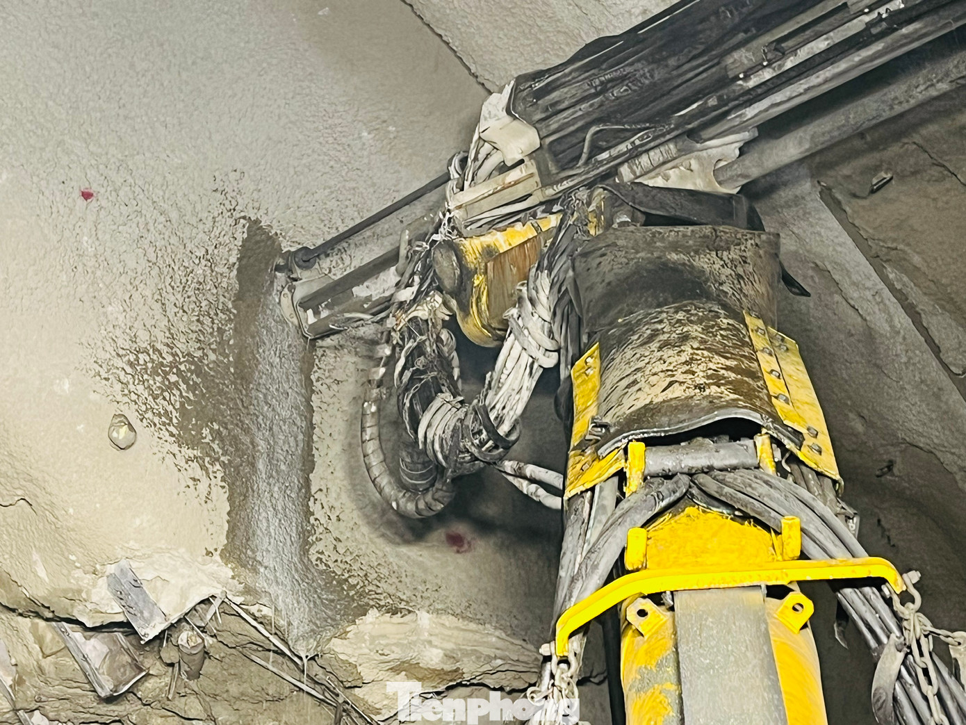 Ông Nguyễn Quang Huy - Phó Tổng Giám đốc Tập đoàn Đèo Cả - cho biết, hiện nay đơn vị triển khai 15 máy khoan hạng nặng khoan hầm, 100 đầu máy thiết bị cơ giới, cùng hơn 100 kỹ sư, công nhân làm việc theo ca, đảm bảo làm việc liên tục 24/24h. Hầm số 3 tăng từ 4 mũi thi công lên 6 mũi thi công.