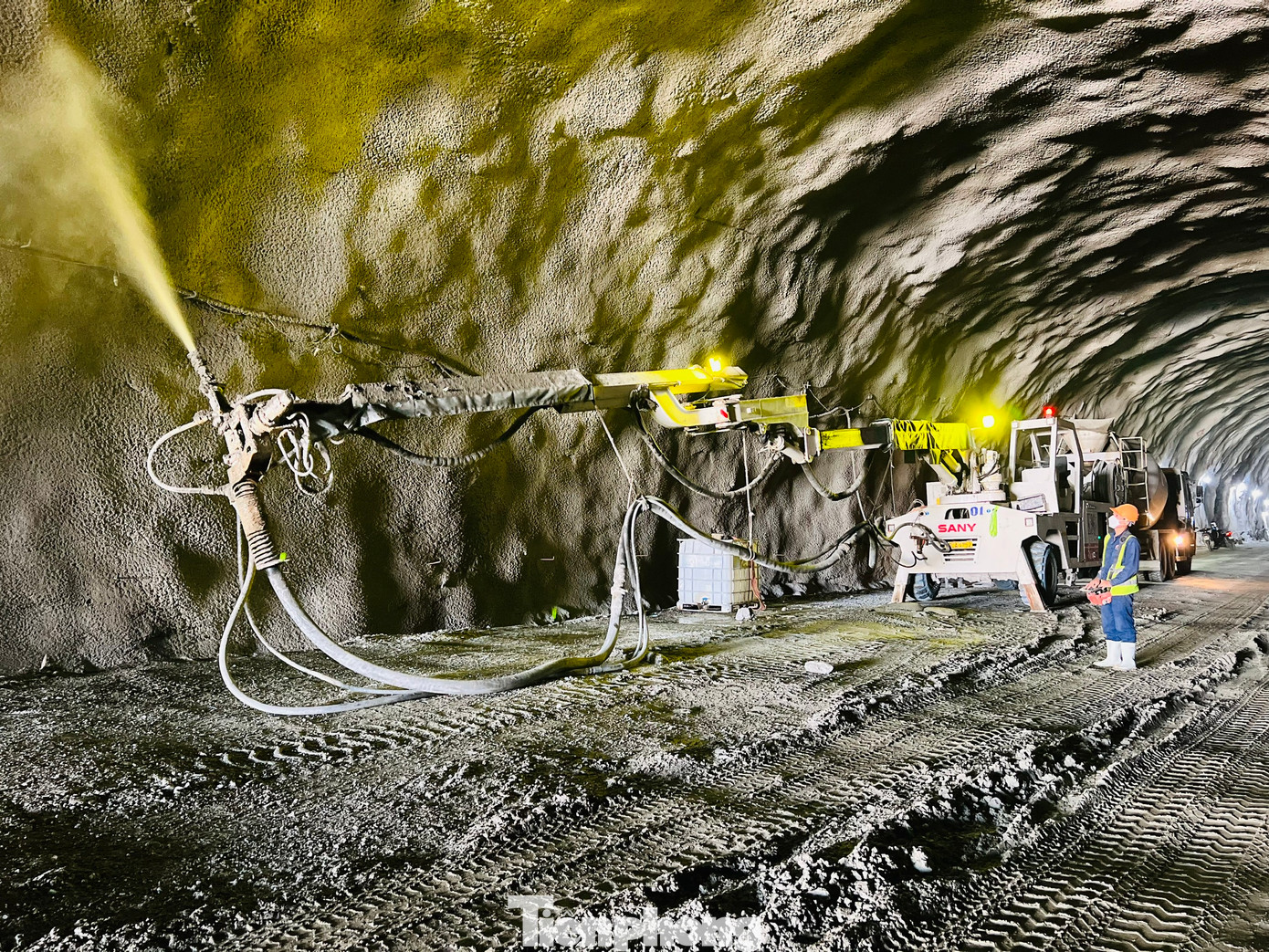 Hiện hầm số 1 và hầm số 2 đã được đào thông và đang thi công hoàn thiện mặt đường, vỏ hầm và các thiết bị trong hầm.