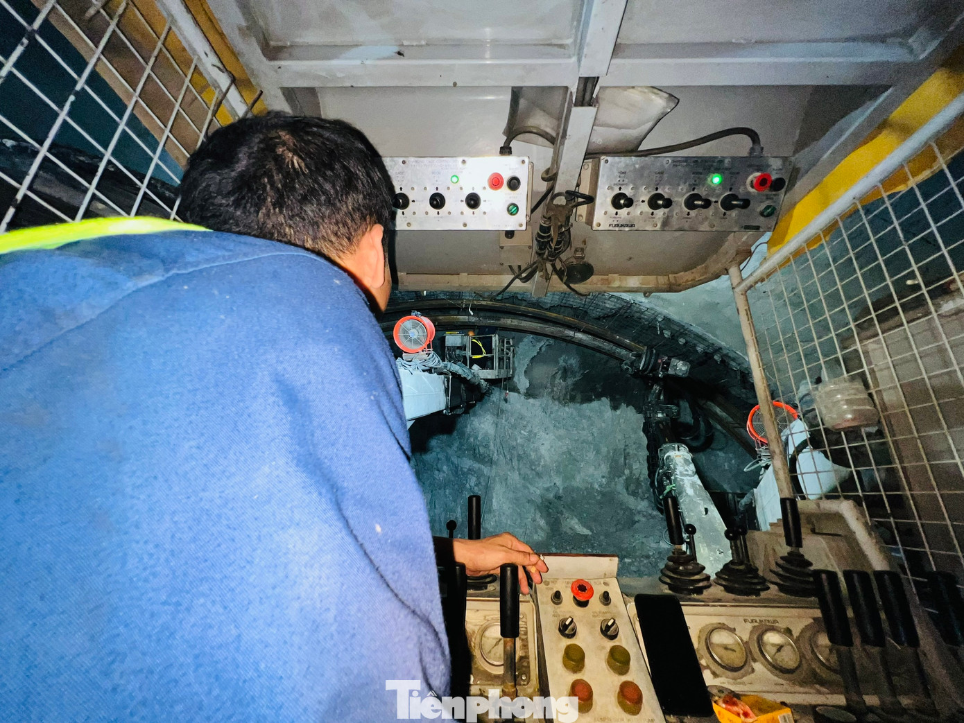 Tuy nhiên, hầm số 3 có địa chất phức tạp nên công tác thi công được nhà thầu triển khai rất thận trọng nhằm đảm bảo chất lượng, an toàn. Đến nay, ống hầm trái đã đào được 1.100m dài, ống hầm phải đã đào được 1.148m.