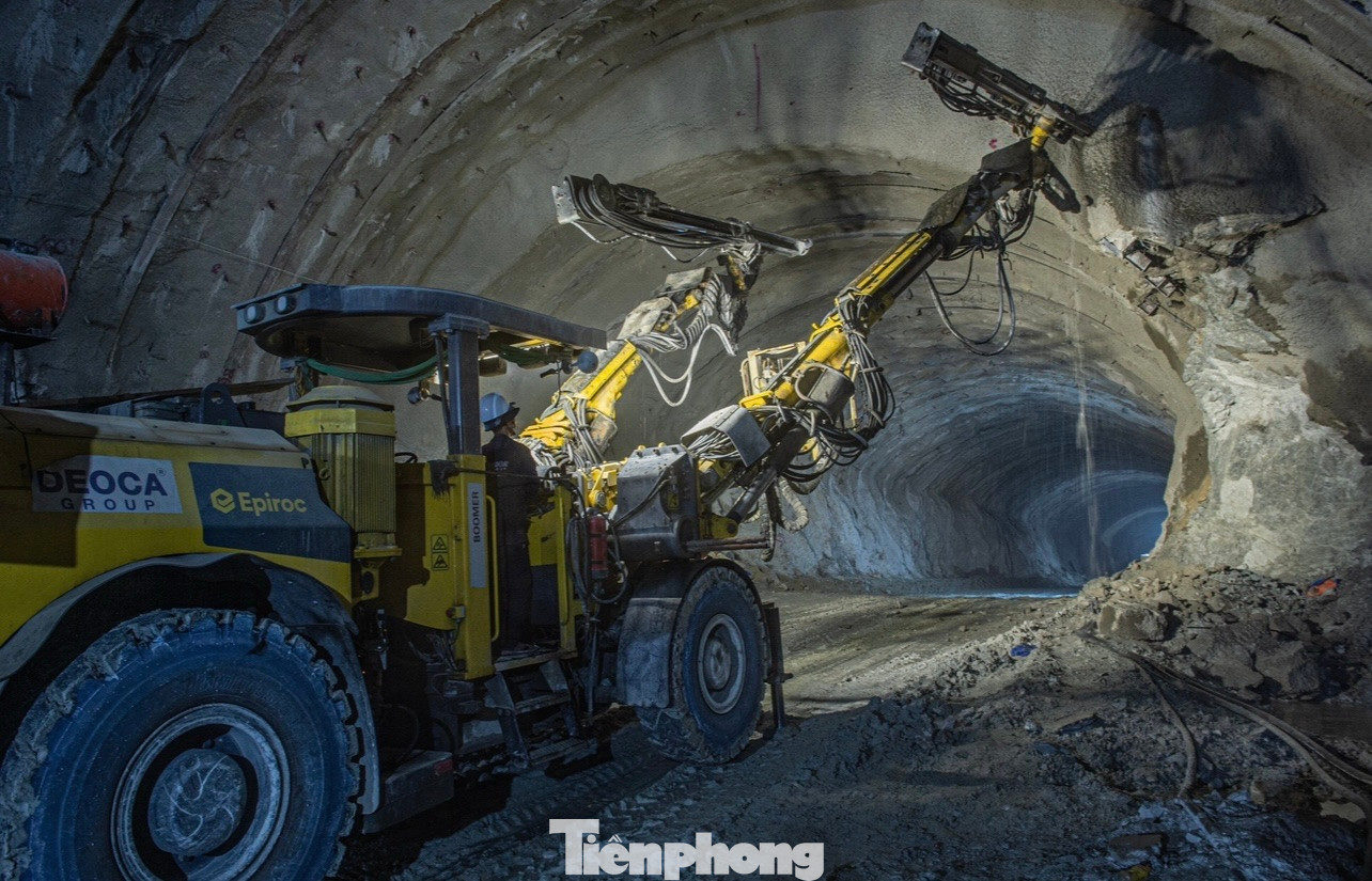 Ông Nguyễn Quang Huy - Phó Tổng Giám đốc Tập đoàn Đèo Cả - cho biết, hiện nay đơn vị triển khai 15 máy khoan hạng nặng khoan hầm, 100 đầu máy thiết bị cơ giới, cùng hơn 100 kỹ sư, công nhân làm việc theo ca, đảm bảo làm việc liên tục 24/24h. Hầm số 3 tăng từ 4 mũi thi công lên 6 mũi thi công.