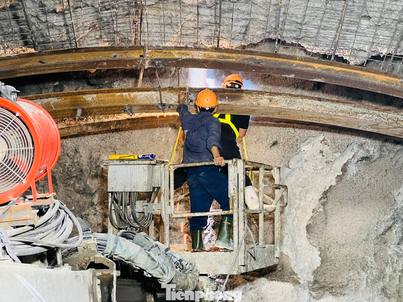 “Theo hợp đồng ký kết với chủ đầu tư, hầm số 3 sẽ hoàn thành sau 42 tháng thi công, nhưng đơn vị đang nỗ lực để thông hầm đường bộ cấp đặc biệt này sớm hơn kế hoạch, dự kiến sẽ đào thông trong tháng 6/2025, đến tháng 12/2025 sẽ thông toàn tuyến cao tốc Quảng Ngãi - Hoài Nhơn”, ông Huy nói.