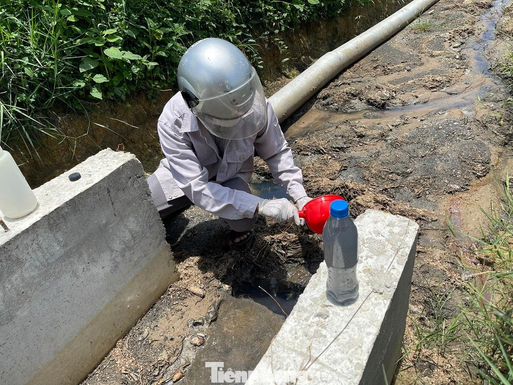 Ngành chức năng tỉnh Quảng Ngãi tiến hành lấy mẫu nước ở cơ sở sản xuất bột sắn trên địa bàn xã Nghĩa Trung, huyện Tư Nghĩa.