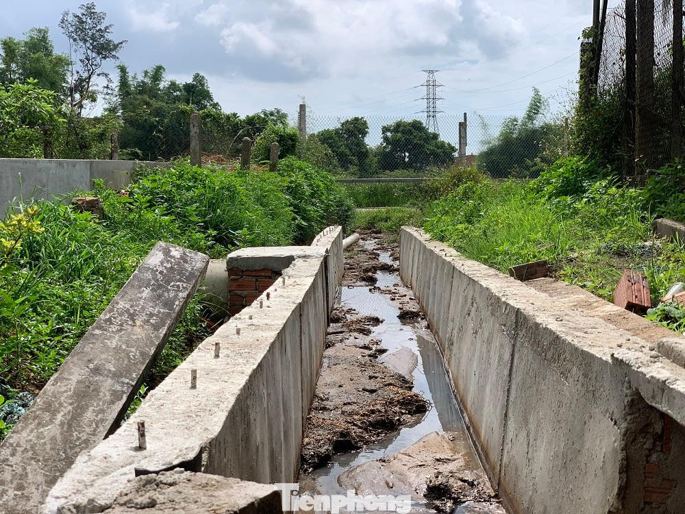 Cơ sở sản xuất bột sắn nằm trong khu dân cư hoạt động có công suất lớn nhưng không có hệ thống xử lý nước thải và xác mỳ sau khi chế biến mà thải trực tiếp ra môi trường.