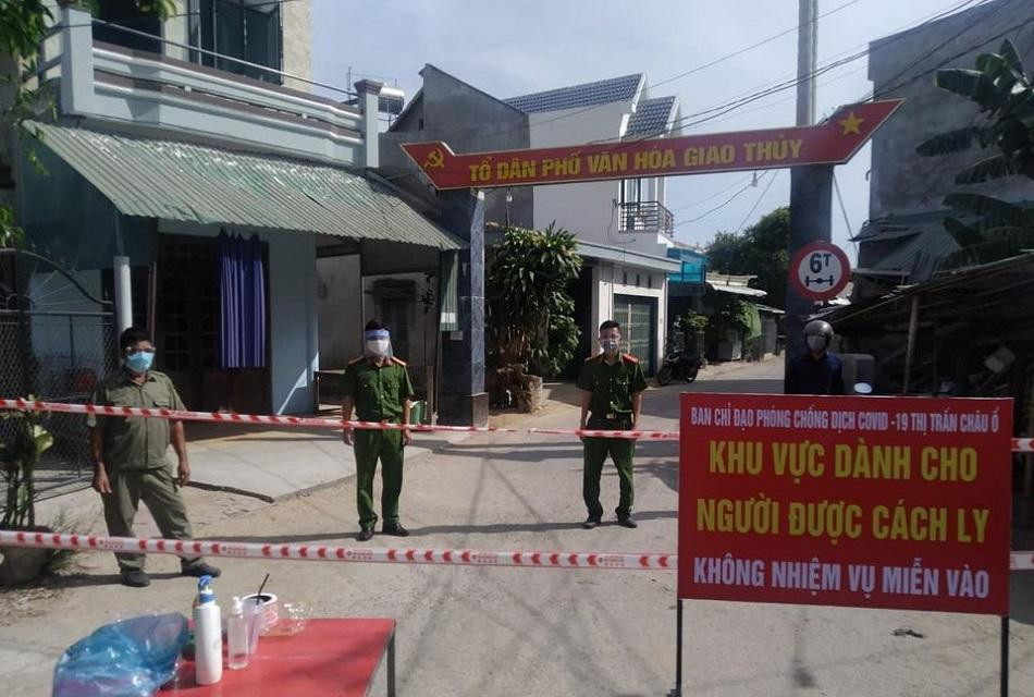 Phong tỏa khu dân cư với 28 hộ và 105 nhân khẩu ở tổ dân phố Giao Thủy, thị trấn Châu Ổ, huyện Bình Sơn, tỉnh Quảng Ngãi. Ảnh: Thiên Quỳ Tử