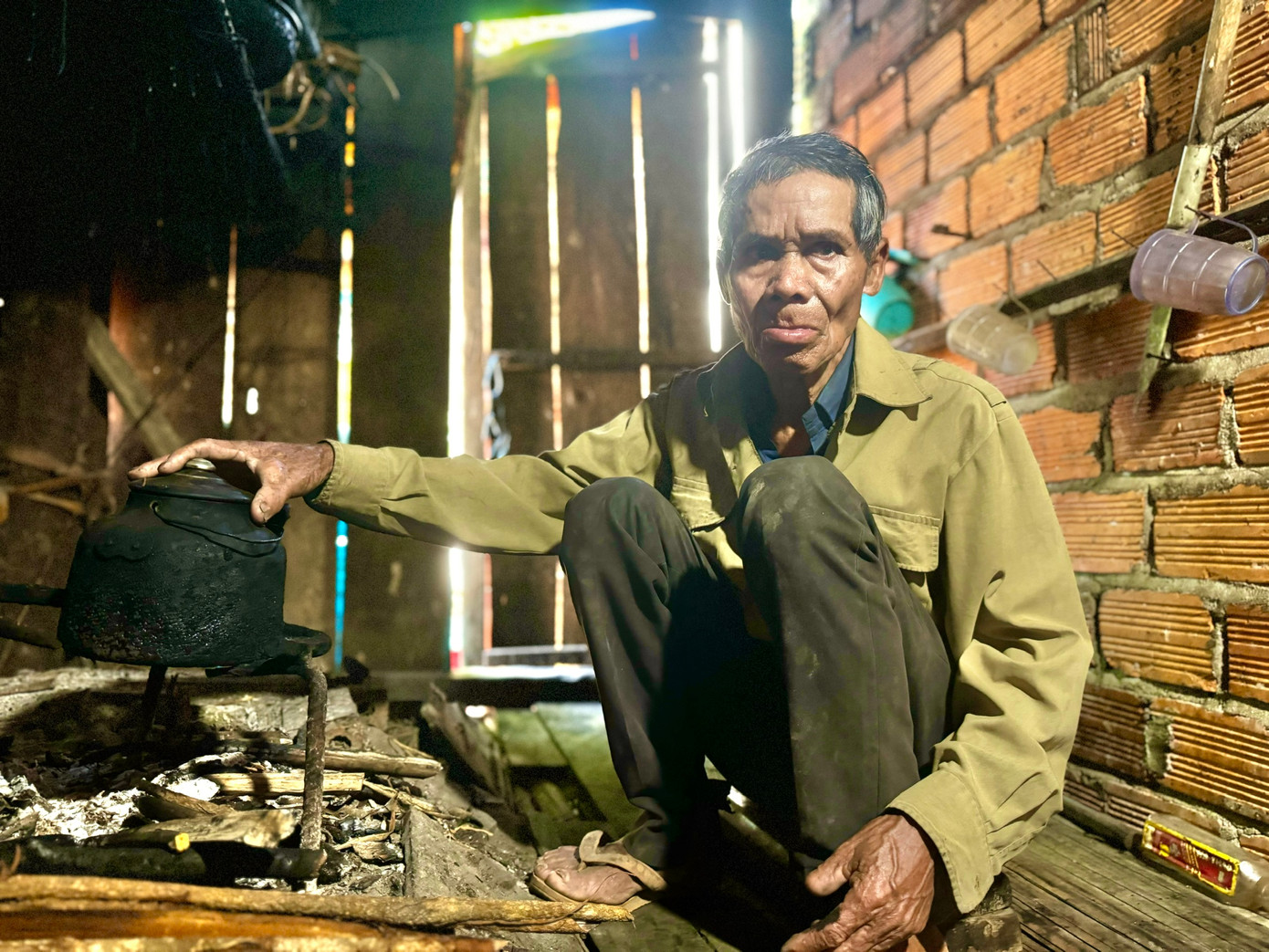 Căn nhà của ông Đinh Hoáy (85 tuổi, thôn Hà Liệt, xã Long Mai) xuống cấp nghiêm trọng. Căn nhà của ông Đinh Hoáy (85 tuổi, thôn Hà Liệt, xã Long Mai) xuống cấp nghiêm trọng.