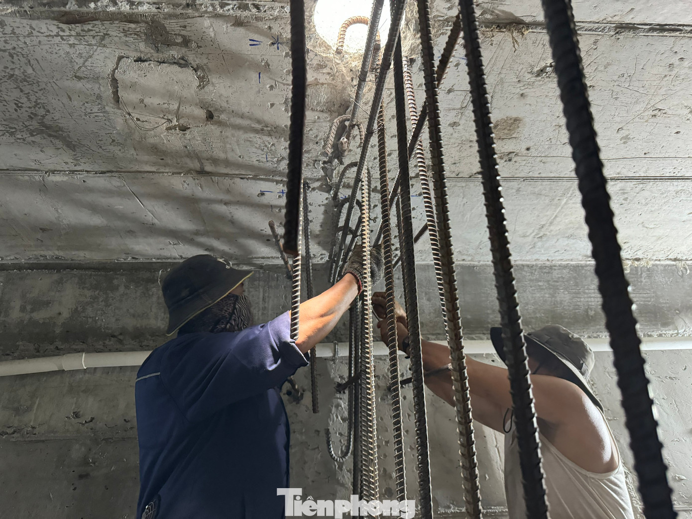 Hiện nhà thầu bắn sắt găm trực tiếp vào dầm cầu để đan rọ sắt đổ ụ neo, qua đó căng cáp và gia tăng cường độ chống đỡ công trình.