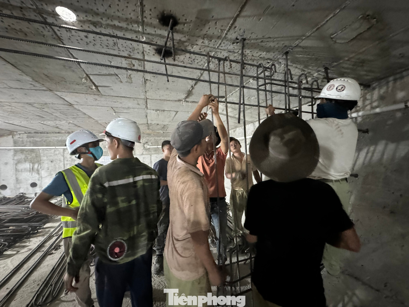 Ngoài ra, công nhân phải thi công trong điều kiện môi trường khá chật hẹp, không khí ngột ngạt, hộp cầu không có lỗ thông gió.