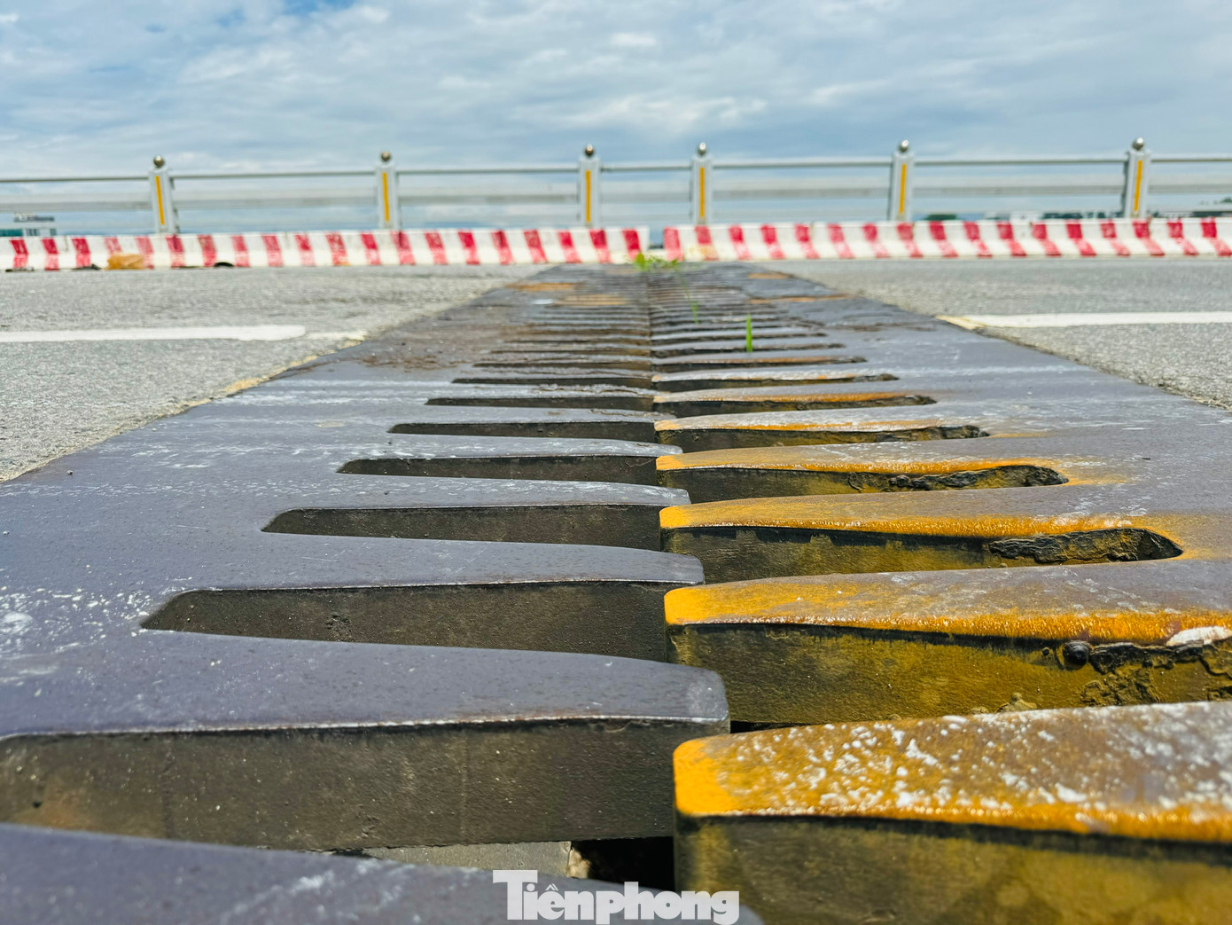 Khe co giãn giữa hai nhịp chính cầu Trà Khúc 2 ngày càng cách xa nhau tạo nên kẽ hở lớn gây mất an toàn giao thông. Đồng thời, các hư hỏng khiến cho công trình rung lên bần bật mỗi khi có xe tải nặng chạy qua.