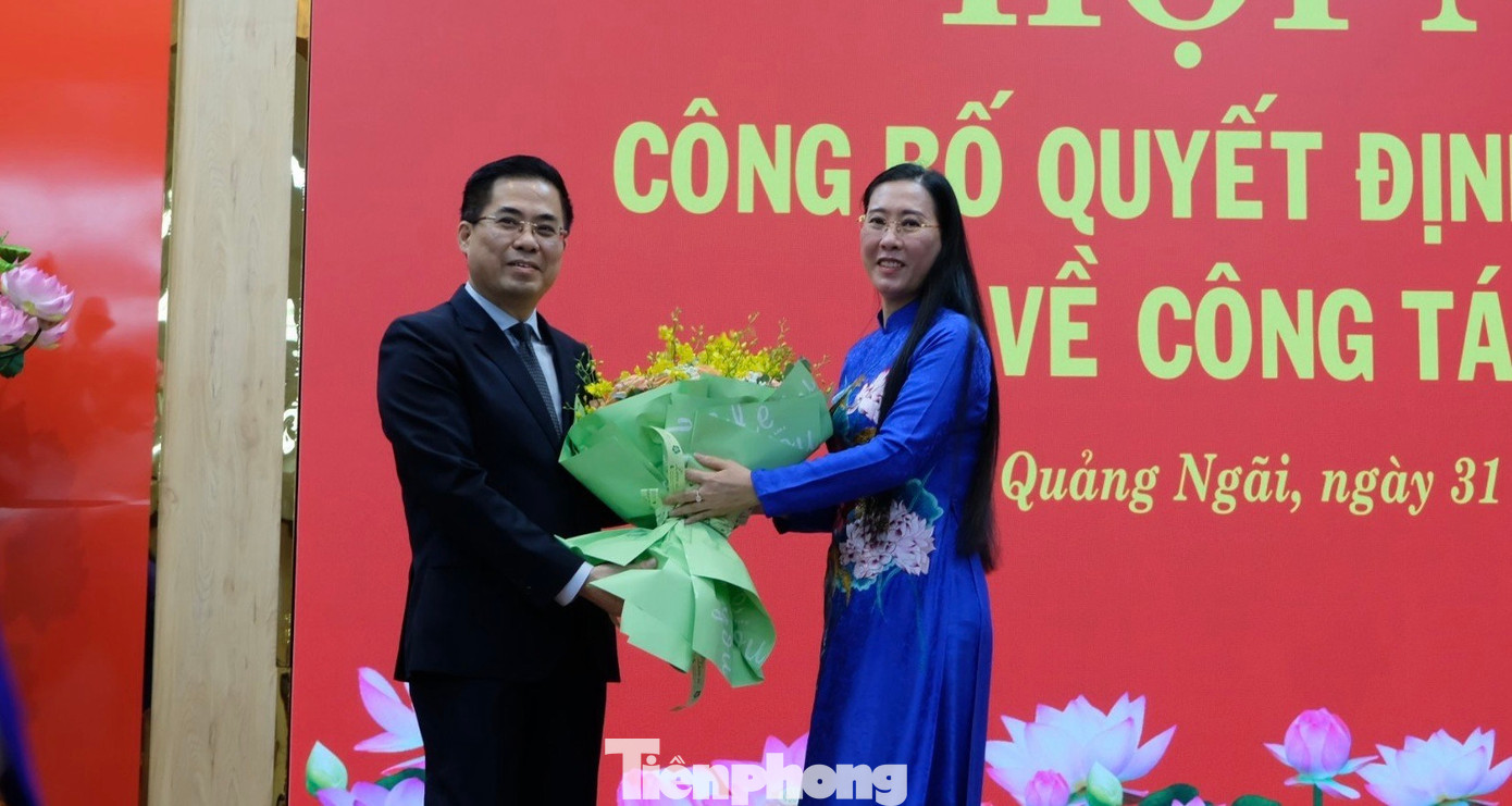 Bà Bùi Thị Quỳnh Vân - Bí thư Tỉnh ủy Quảng Ngãi, trao hoa chúc mừng ông Nguyễn Hoàng Giang.