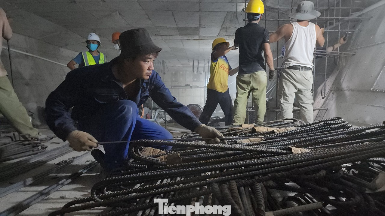 Hiện có 28 công nhân làm việc liên tục, nhà thầu có muốn tăng nhân lực cũng không được vì không gian thi công sửa chữa cầu rất chật hẹp.