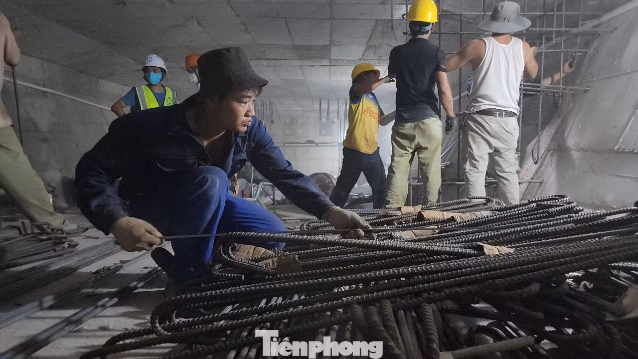 Hiện có 28 công nhân làm việc liên tục, nhà thầu có muốn tăng nhân lực cũng không được vì không gian thi công sửa chữa cầu rất chật hẹp.
