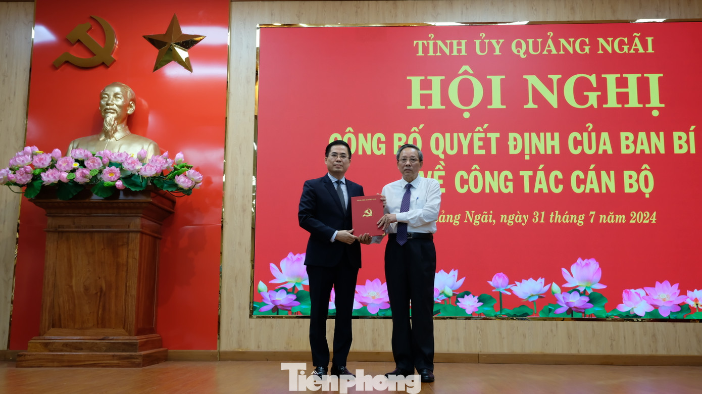Phó Trưởng Ban Tổ chức Trung ương Hoàng Đăng Quang (bìa phải) trao quyết định cho tân Phó Bí thư Tỉnh ủy Quảng Ngãi Nguyễn Hoàng Giang.