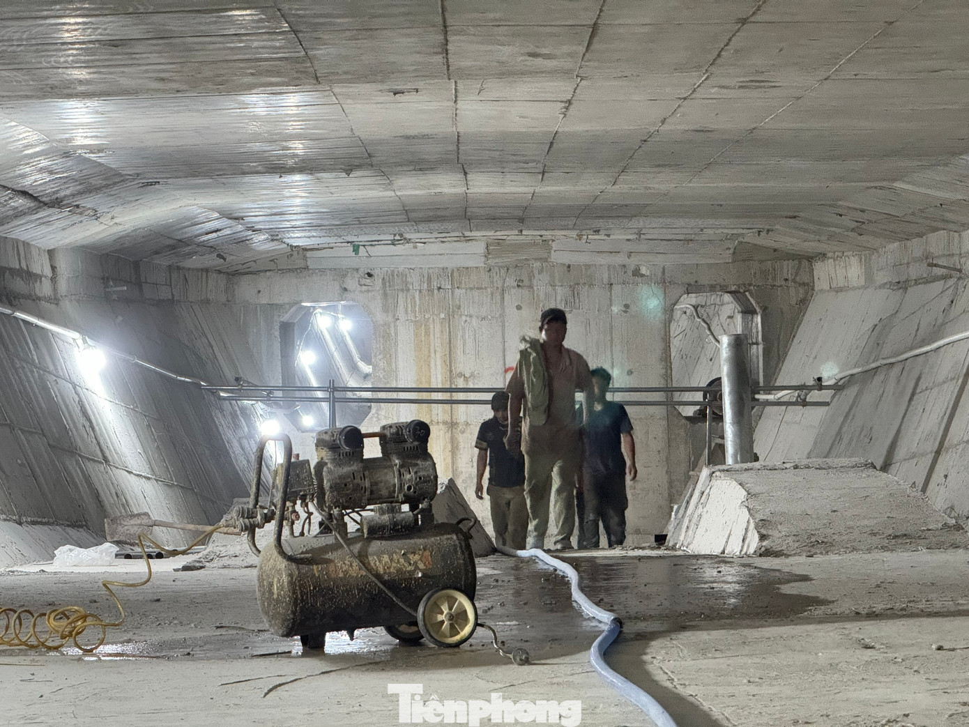 Hiện có 28 công nhân làm việc liên tục, nhà thầu có muốn tăng nhân lực cũng không được vì không gian thi công sửa chữa cầu rất chật hẹp.