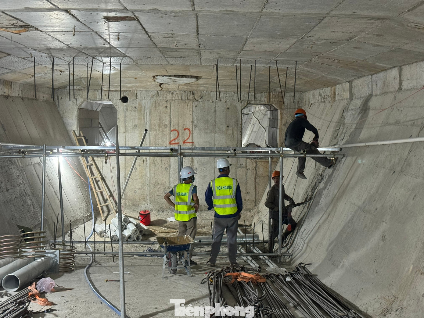 Ngoài ra, công nhân phải thi công trong điều kiện môi trường khá chật hẹp, không khí ngột ngạt, hộp cầu không có lỗ thông gió.