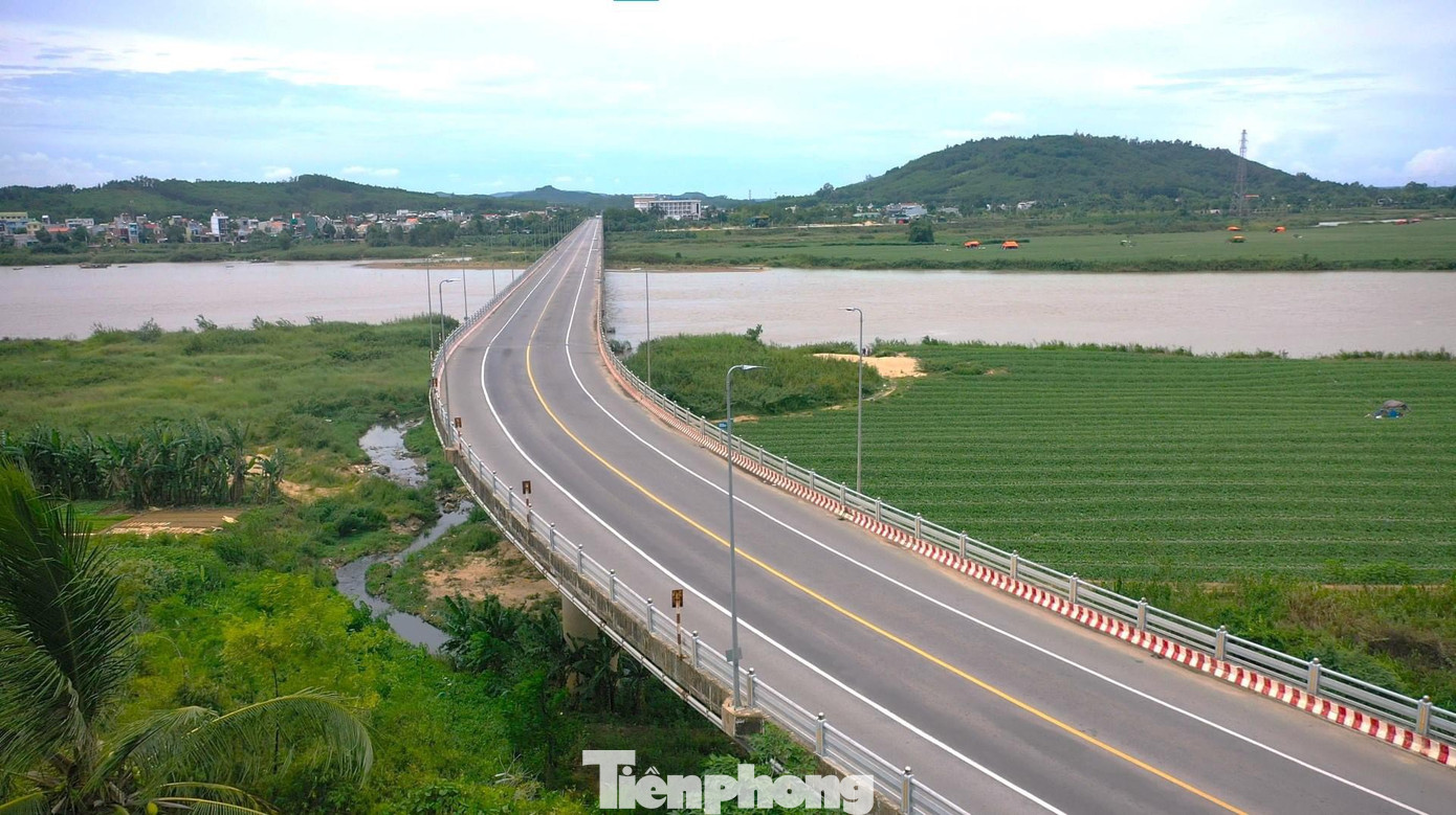 Sau hơn 20 năm sử dụng, cầu Trà Khúc 2 xuất hiện các vết nứt lớn, kéo dài, tập trung ở các khu vực chịu lực, không đảm bảo an toàn, buộc phải sửa chữa.