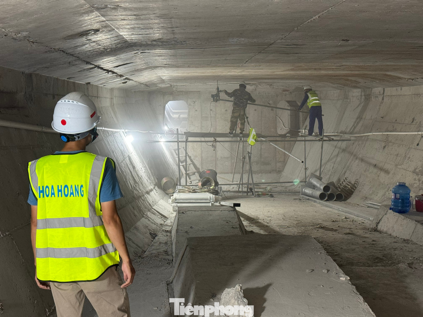 Vất vả nhất là nhóm công nhân làm việc bên trong hộp dầm. Việc lên xuống, ra vào chỉ có duy nhất lối đi ở vị trí mố cầu phía nam. Do lòng hộp cầu thấp nên phần lớn công nhân phải cúi gập người trong quá trình đi lại.