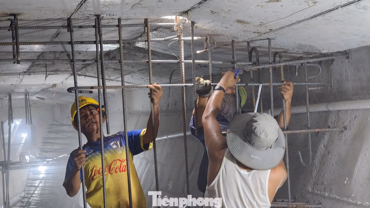 Hiện nhà thầu bắn sắt găm trực tiếp vào dầm cầu để đan rọ sắt đổ ụ neo, qua đó căng cáp và gia tăng cường độ chống đỡ công trình.