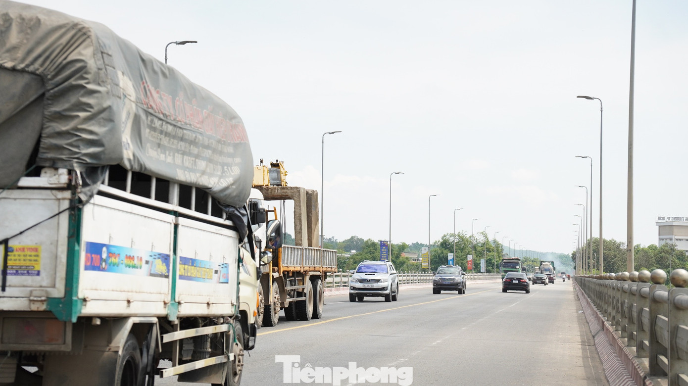 Cầu Trà Khúc 2 là cầu giao thông huyết mạch trên tuyến Quốc lộ 1A qua thành phố Quảng Ngãi được xây dựng tháng 2/2002 và đưa vào sử dụng từ năm 2004, cầu có chiều dài 1.200m, với 4 làn xe.