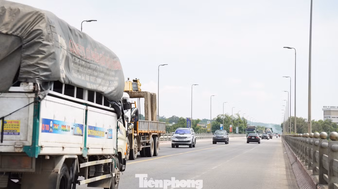 Cầu Trà Khúc 2 là cầu giao thông huyết mạch trên tuyến Quốc lộ 1A qua thành phố Quảng Ngãi được xây dựng tháng 2/2002 và đưa vào sử dụng từ năm 2004, cầu có chiều dài 1.200m, với 4 làn xe.