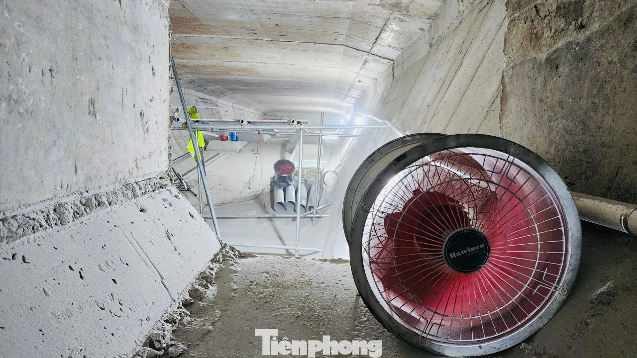 Để “giảm nhiệt” cho công nhân trong hộp dầm, nhà thầu bố trí hàng chục quạt thông gió lắp ở các lối thông giữa các hộp dầm, để bớt nóng và đẩy bụi phát sinh trong lúc thi công ra bên ngoài.