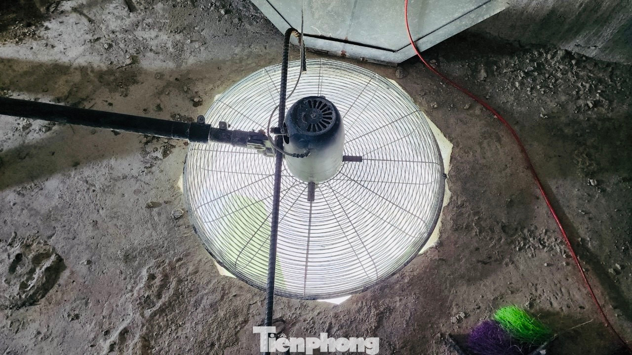 Để “giảm nhiệt” cho công nhân trong hộp dầm, nhà thầu bố trí hàng chục quạt thông gió lắp ở các lối thông giữa các hộp dầm, để bớt nóng và đẩy bụi phát sinh trong lúc thi công ra bên ngoài.