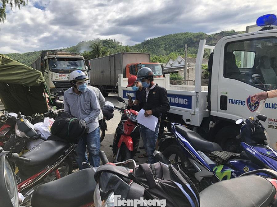 Chỉ tính riêng ngày 21/7, lực lượng chức năng tại chốt kiểm soát ở đèo Bình Đê, xã Phổ Châu, thị xã Đức Phổ đã ghi nhận trên 300 người trở về, nhiều nhất là từ TP.HCM về quê. Chỉ tính riêng ngày 21/7, lực lượng chức năng tại chốt kiểm soát ở đèo Bình Đê, xã Phổ Châu, thị xã Đức Phổ đã ghi nhận trên 300 người trở về, nhiều nhất là từ TP.HCM về quê.