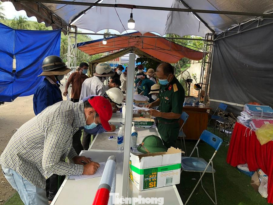 Người dân khai báo y tế. Người dân khai báo y tế.