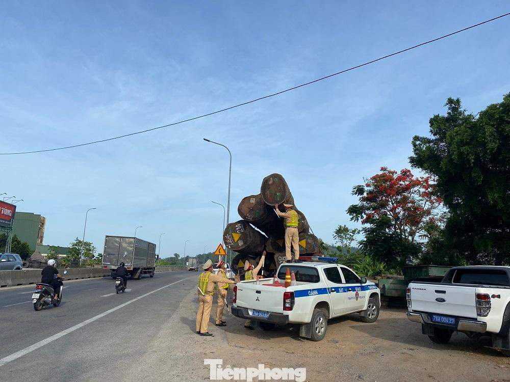 Xe đầu kéo đang chở hơn 83m3 gỗ lim lưu thông từ Hải Phòng vào TP HCM Xe đầu kéo đang chở hơn 83m3 gỗ lim lưu thông từ Hải Phòng vào TP HCM