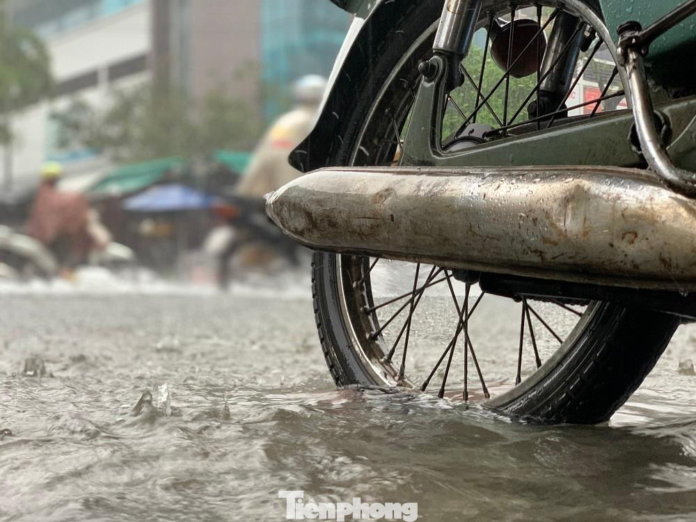 Tại tuyến đường Nguyễn Nghiêm mênh mông nước. Tại tuyến đường Nguyễn Nghiêm mênh mông nước.