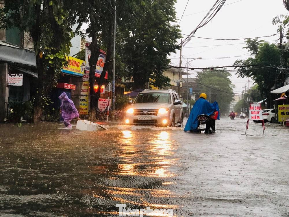 Nhiều phương tiện chết máy giữa đường. Nhiều phương tiện chết máy giữa đường.