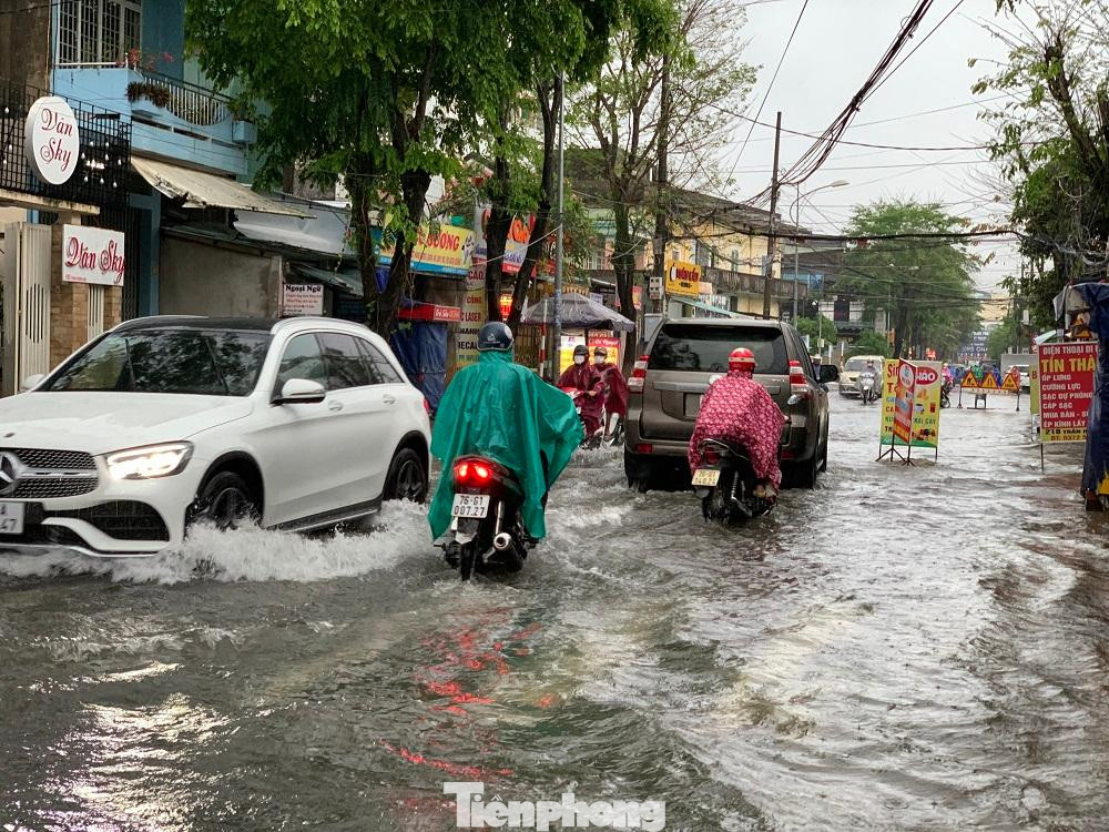 Các tuyến đường ở trung tâm TP Quảng Ngãi như Quang Trung, Trần Hưng Đạo, Hùng Vương, Phan Đình Phùng, Phan Chu Trinh nước ngập gần đến đầu gối. Các tuyến đường ở trung tâm TP Quảng Ngãi như Quang Trung, Trần Hưng Đạo, Hùng Vương, Phan Đình Phùng, Phan Chu Trinh nước ngập gần đến đầu gối.