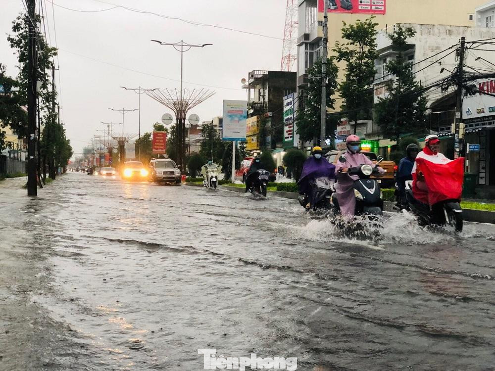 Tại tuyến đường Hùng Vương nước ngập sâu khiến việc đi lại của người dân gặp nhiều khó khăn. Tại tuyến đường Hùng Vương nước ngập sâu khiến việc đi lại của người dân gặp nhiều khó khăn.