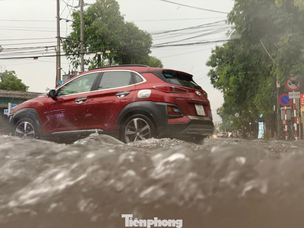 Đường Phan Bội Châu giao với đường Trần Hưng Đạo cũng mênh mông nước. Đường Phan Bội Châu giao với đường Trần Hưng Đạo cũng mênh mông nước.