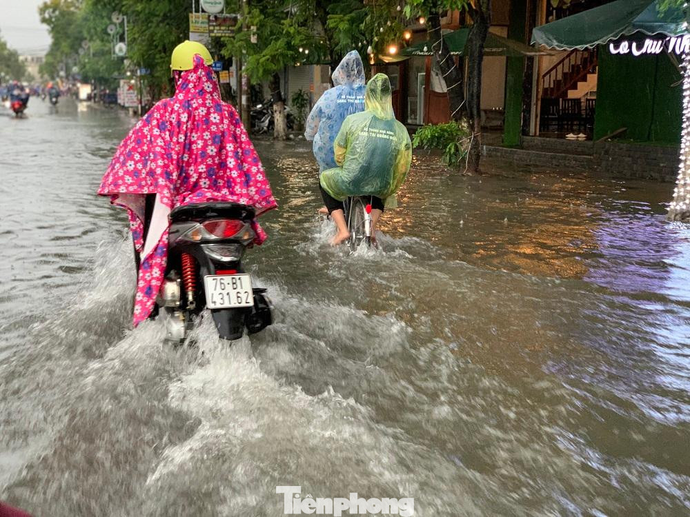 Đến chiều tối 31/3, mưa lớn vẫn tiếp tục trút xuống khiến nhiều tuyến đường tại Quảng Ngãi ngập nặng. Đến chiều tối 31/3, mưa lớn vẫn tiếp tục trút xuống khiến nhiều tuyến đường tại Quảng Ngãi ngập nặng.