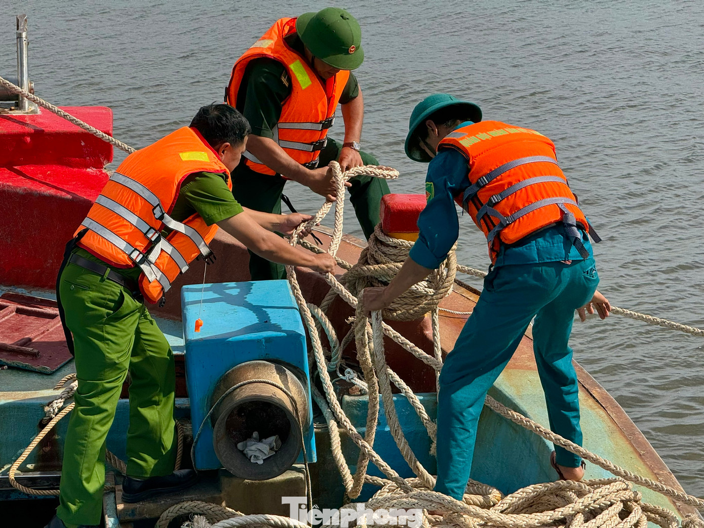 Lực lượng BĐBP Quảng Ngãi giúp người dân neo đậu tàu thuyền. Lực lượng BĐBP Quảng Ngãi giúp người dân neo đậu tàu thuyền.