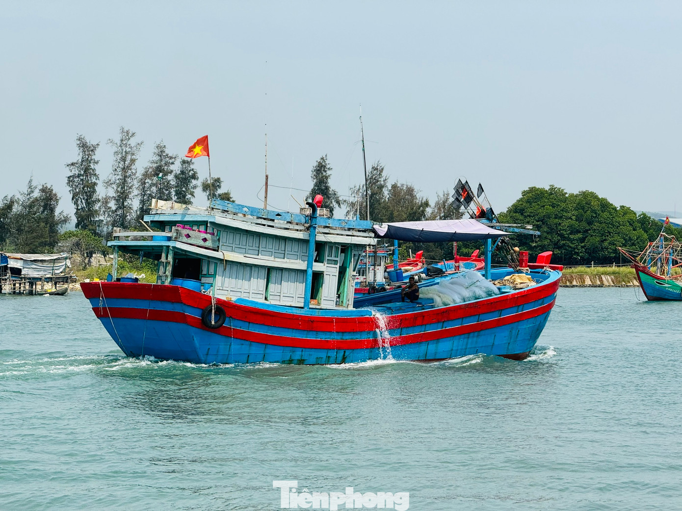 Các tàu cá ngư dân Quảng Ngãi quay về bờ bán cá '"chạy bão". Các tàu cá ngư dân Quảng Ngãi quay về bờ bán cá '"chạy bão".