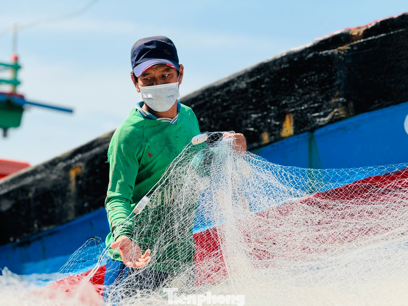 Ngư dân tranh thủ thu gom ngư lưới cụ. Ngư dân tranh thủ thu gom ngư lưới cụ.