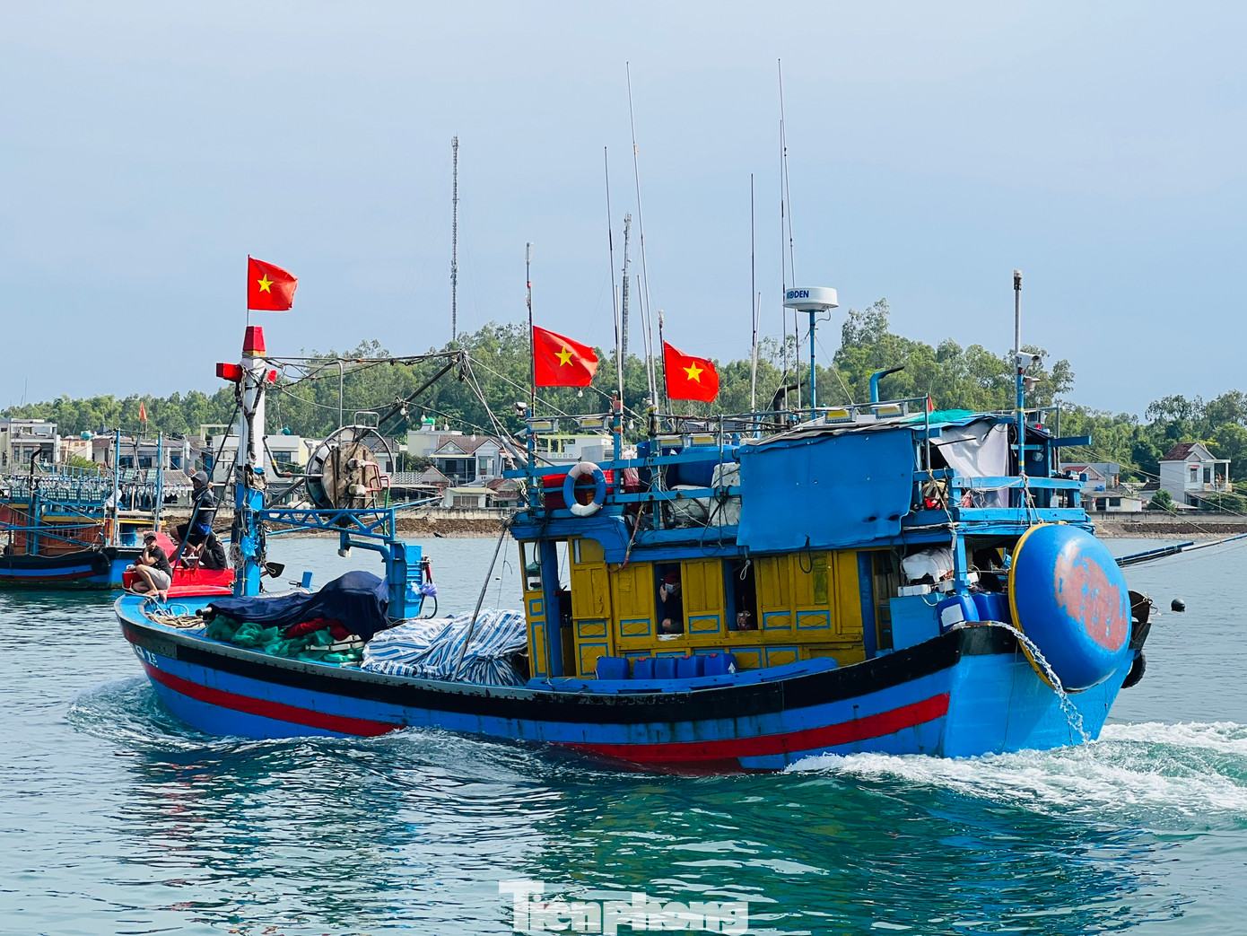 Các tàu cá ngư dân Quảng Ngãi quay về bờ bán cá '"chạy bão". Các tàu cá ngư dân Quảng Ngãi quay về bờ bán cá '"chạy bão".