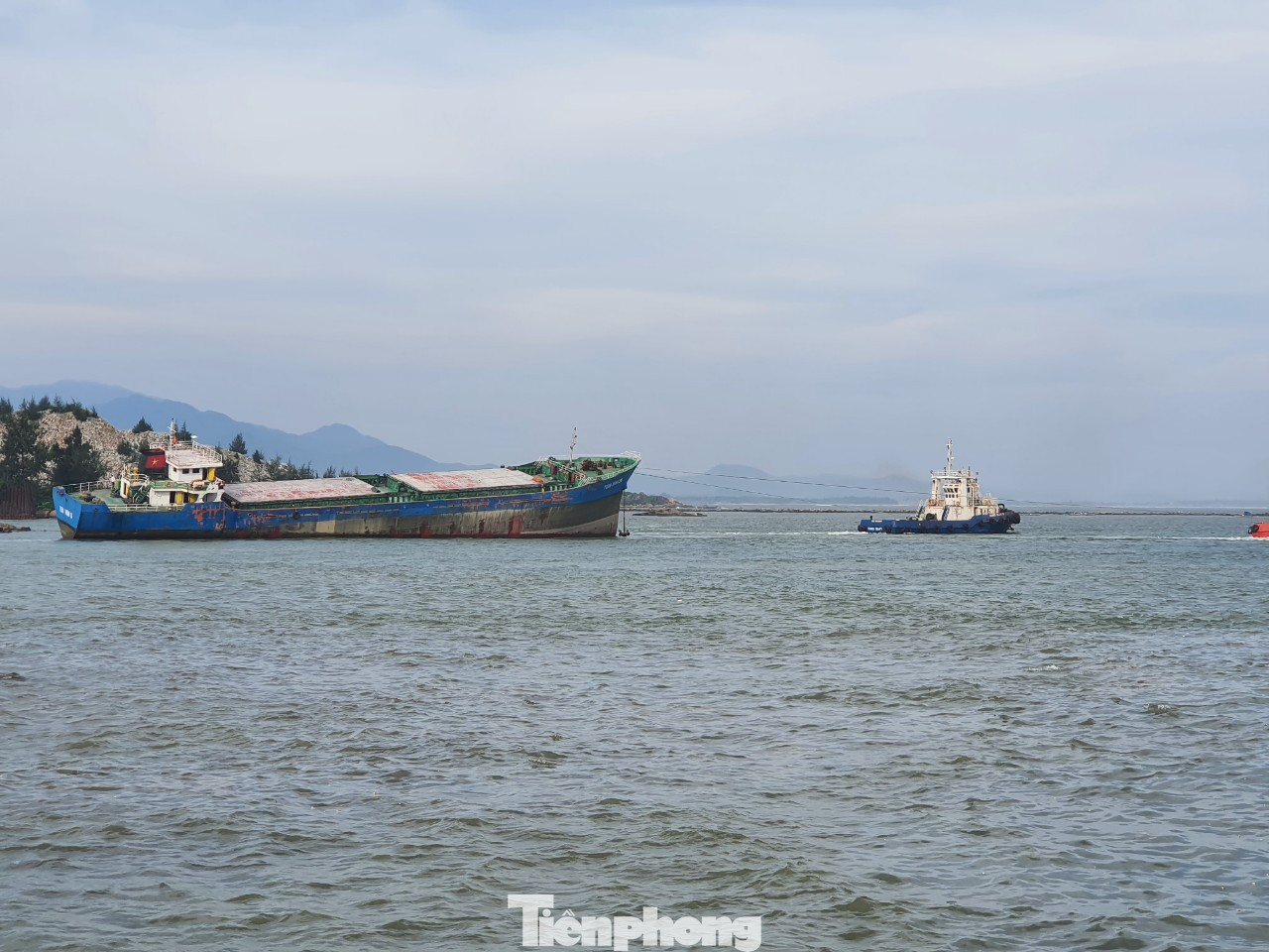 Tàu hàng Tuấn Minh 26 cùng 9 thuyền viên bị hỏng máy, trôi neo và mắc cạn tại bãi đá cạnh nhà máy đóng tàu Dung Quất.