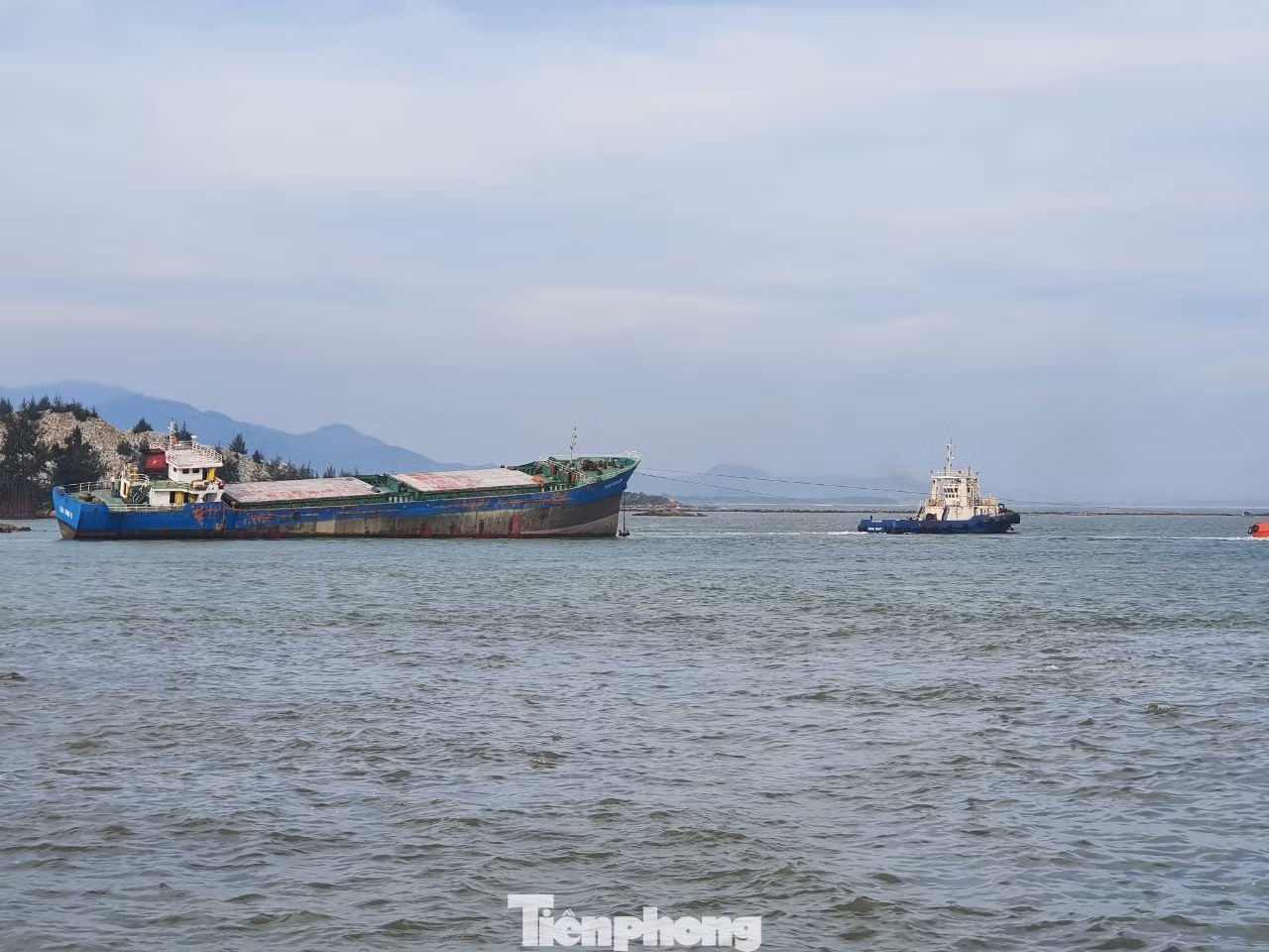 Tàu hàng Tuấn Minh 26 cùng 9 thuyền viên bị hỏng máy, trôi neo và mắc cạn tại bãi đá cạnh nhà máy đóng tàu Dung Quất.