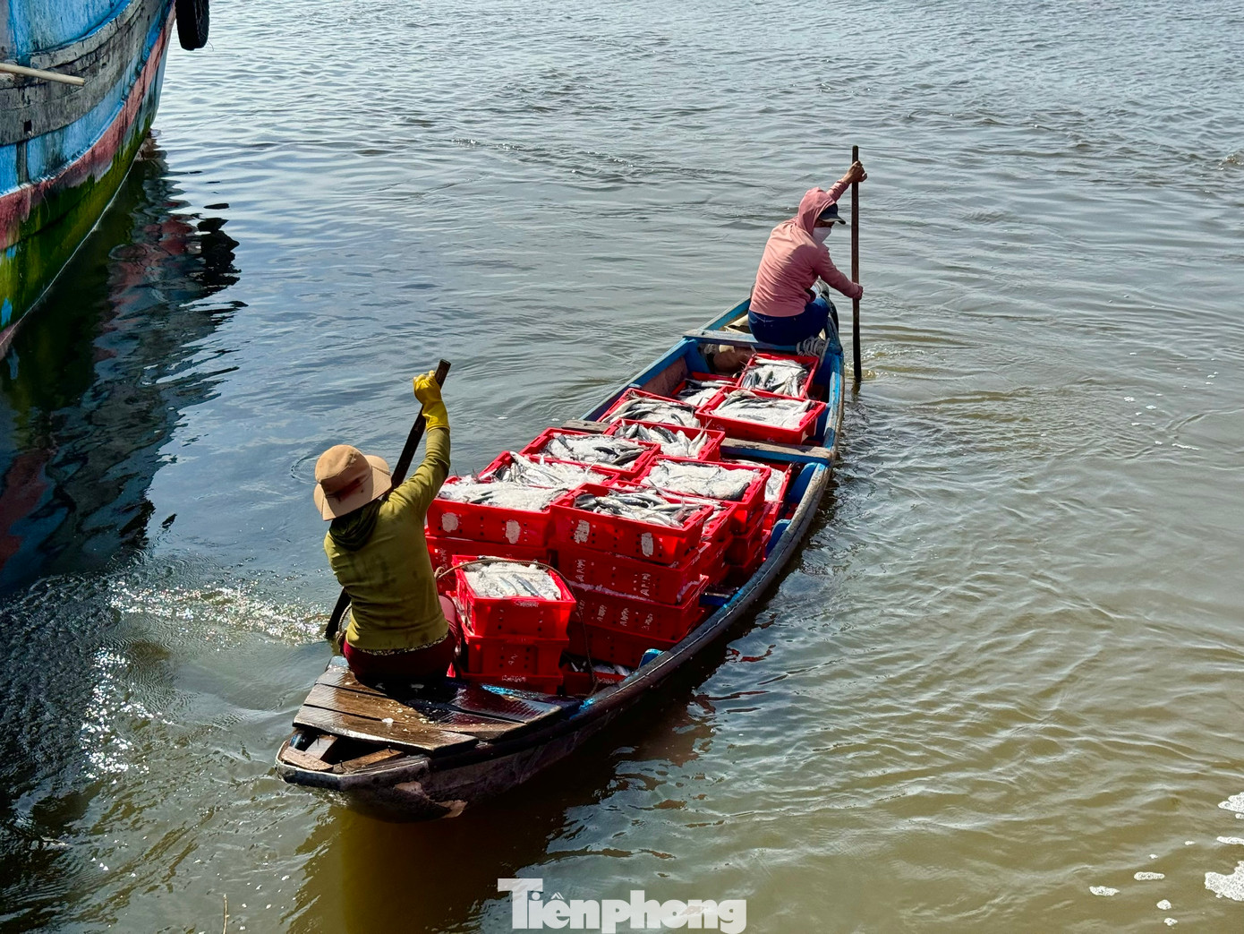 Nhiều tàu đã phải bỏ dở phiên biển, hối hả trở về cảng để tranh thủ bán cá chạy bão. Nhiều tàu đã phải bỏ dở phiên biển, hối hả trở về cảng để tranh thủ bán cá chạy bão.