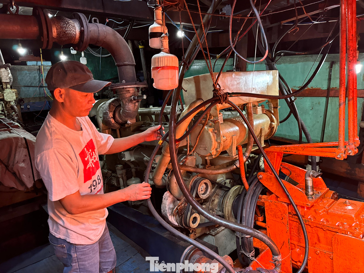 Ngư dân kiểm tra lại máy móc ngư lưới cụ trên tàu. Ngư dân kiểm tra lại máy móc ngư lưới cụ trên tàu.