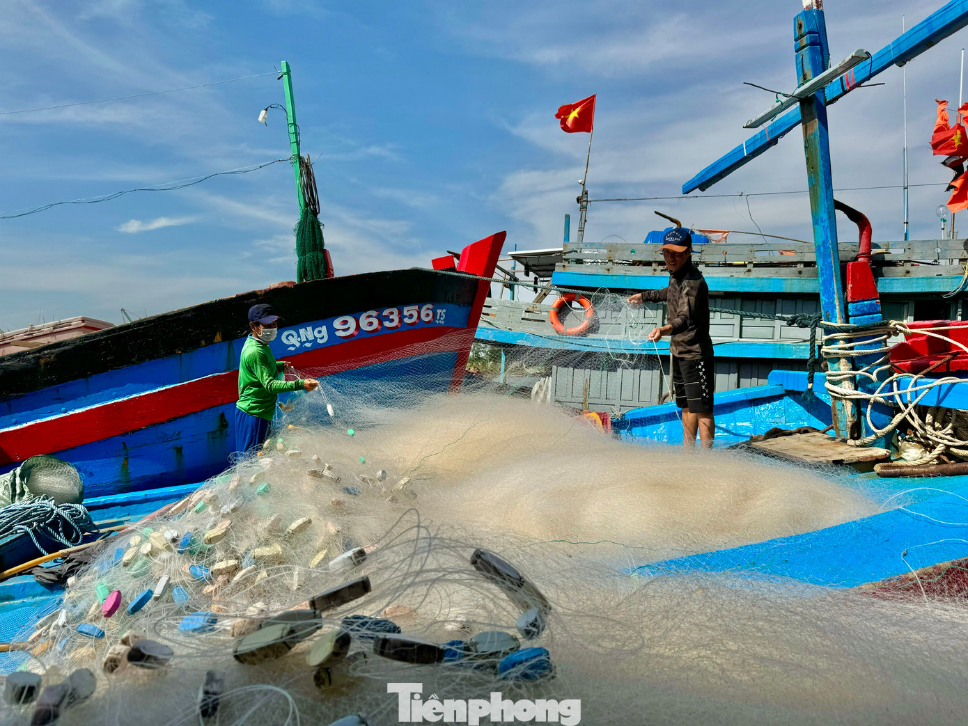 Ngư dân tranh thủ thu gom ngư lưới cụ. Ngư dân tranh thủ thu gom ngư lưới cụ.