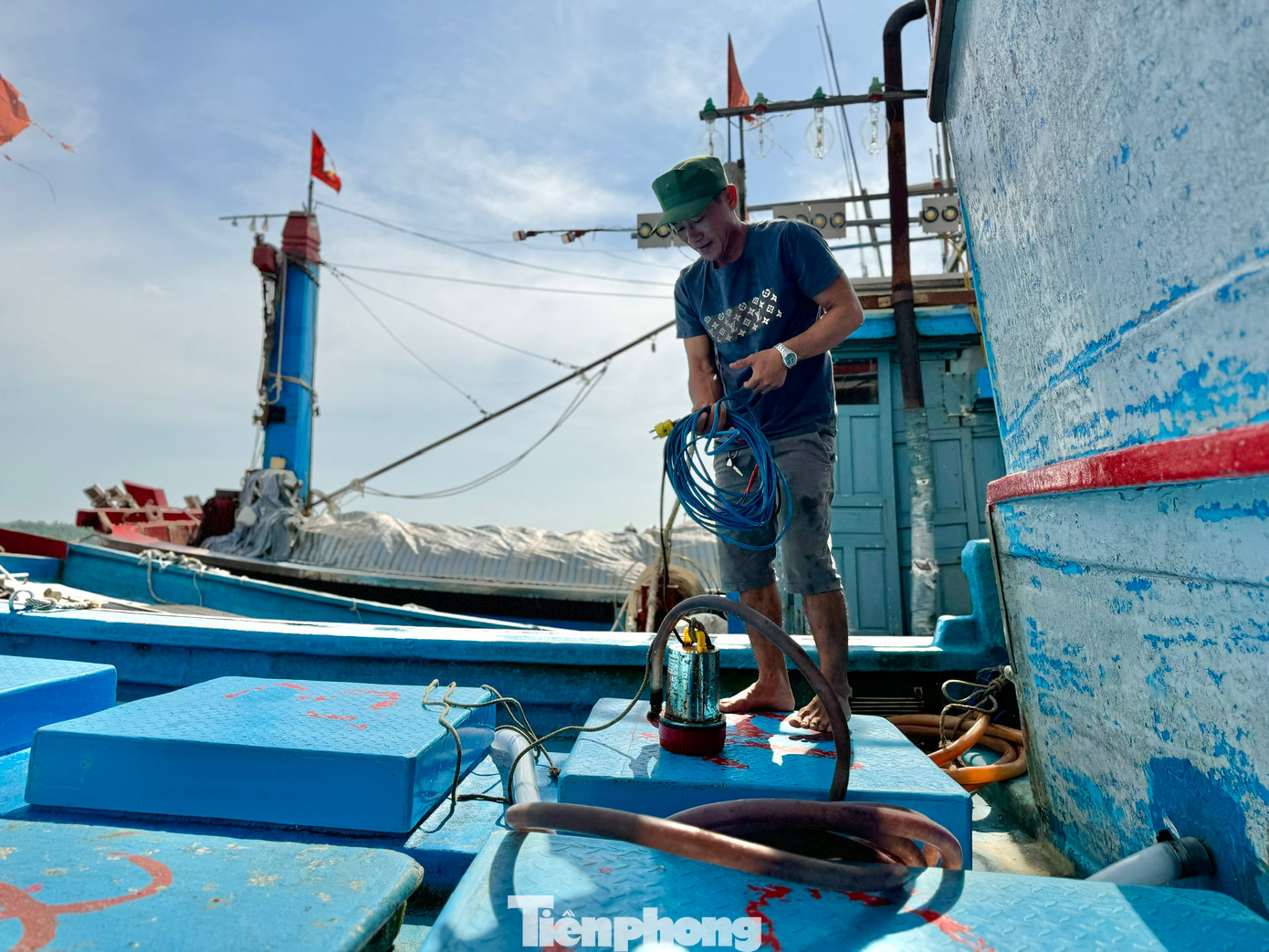Ngư dân kiểm tra lại máy móc ngư lưới cụ trên tàu. Ngư dân kiểm tra lại máy móc ngư lưới cụ trên tàu.