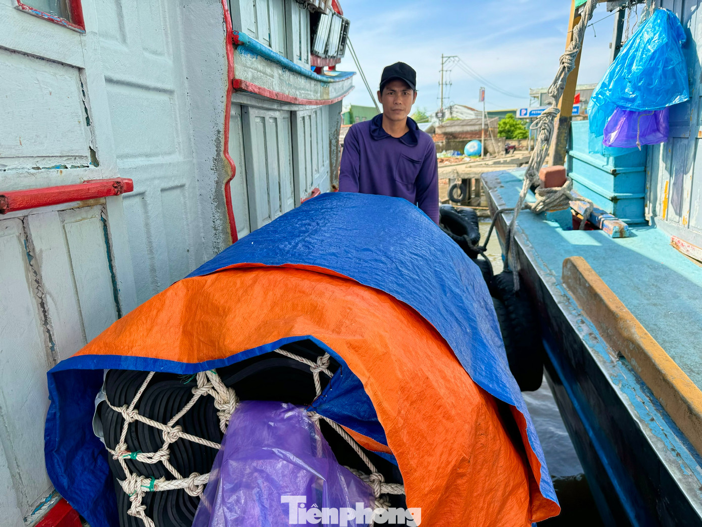 Ngư dân kiểm tra lại máy móc ngư lưới cụ trên tàu. Ngư dân kiểm tra lại máy móc ngư lưới cụ trên tàu.