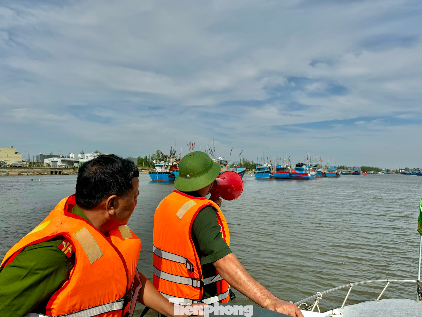 BĐBp Quảng Ngãi kêu gọi tàu thuyền vào nơi tránh trú. BĐBp Quảng Ngãi kêu gọi tàu thuyền vào nơi tránh trú.